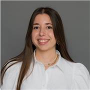 Profesora de primaria imparte clases a niños de 6 a 12 años